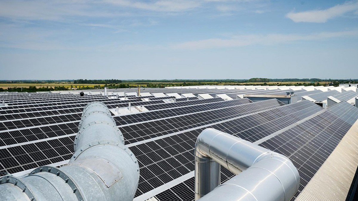 Schaeffler has been consistently pursuing the expansion of PV systems for several years now. Here is the photovoltaic system in Szombathely.